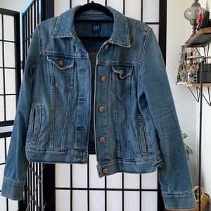 Jean jacket from the Gap with pockets and copper buttons. Comfy and high quality